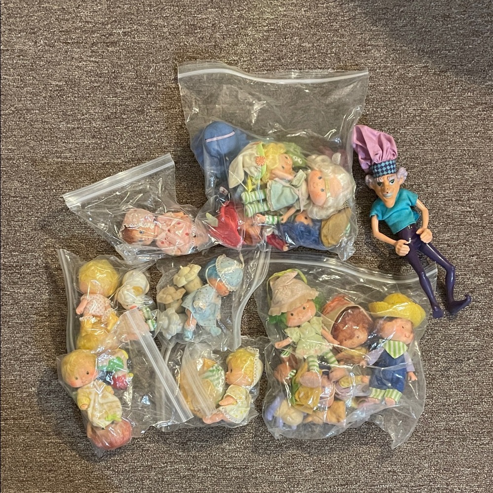 Vintage Strawberry shortcake dolls, figurines